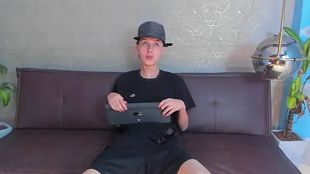 Snapshot of ArthurCox chatting on October 2025 05:28:01 PM ArthurCox online show from October 2025 05:28:01 PM