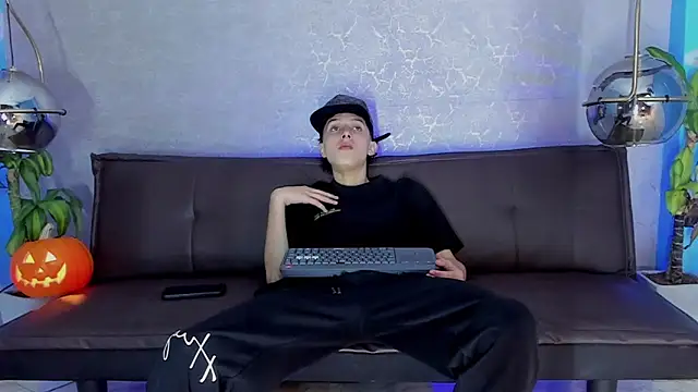 Snapshot of ArthurCox chatting on October 2025 05:37:01 PM ArthurCox online show from October 2025 05:37:01 PM