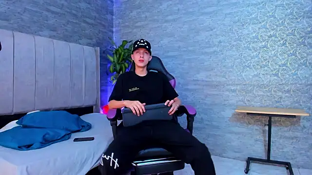 Snapshot of ArthurCox chatting on November 2025 05:35:01 PM ArthurCox online show from November 2025 05:35:01 PM