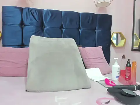 Snapshot of candy_big_tits18 chatting on October 2025 12:34:01 AM candy big tits18 online show from October 2025 12:34:01 AM