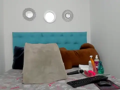 Snapshot of candy_big_tits18 chatting on November 2025 11:38:01 PM candy big tits18 online show from November 2025 11:38:01 PM