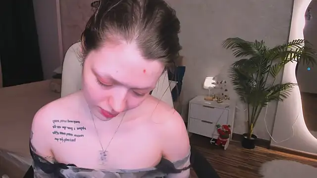 Snapshot of Lunar_Lily chatting on January 2026 06:06:01 AM Lunar Lily online show from January 2026 06:06:01 AM