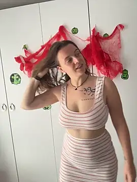 TenderLaGlamor online show from October 2025 11:27:01 AM