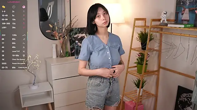 Snapshot of SuzanneHowse chatting on October 2025 07:00:02 AM SuzanneHowse online show from October 2025 07:00:02 AM