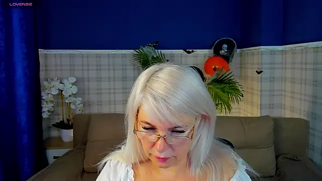 Hella Fabel online show from October 2025 01:17:01 AM