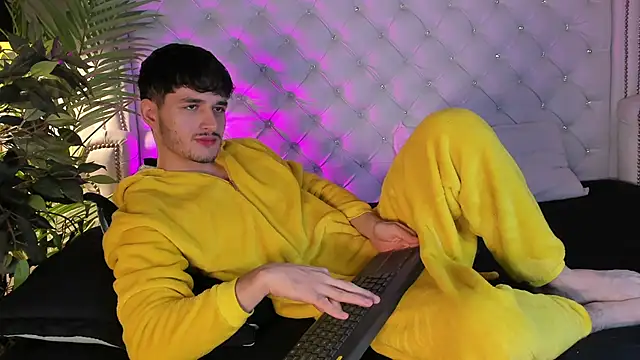 Snapshot of LiamMuller chatting on December 2025 12:25:02 PM LiamMuller online show from December 2025 12:25:02 PM