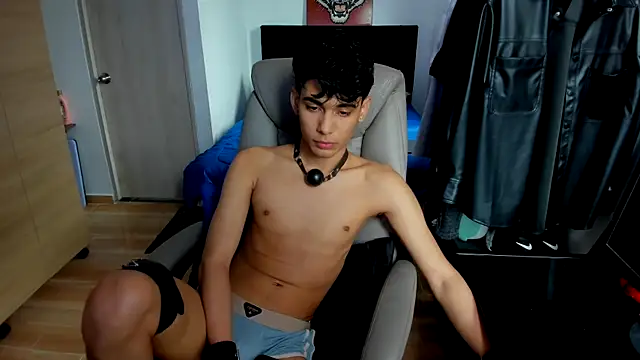 Snapshot of AliottTwink chatting on July 2026 01:02:01 PM AliottTwink online show from July 2026 01:02:01 PM