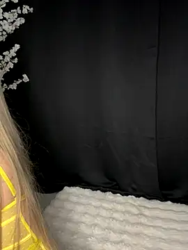 Snapshot of AubrieleRouj1 chatting on October 2025 03:43:01 PM AubrieleRouj1 online show from October 2025 03:43:01 PM