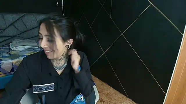 Snapshot of LiaMonroee_ chatting on November 2025 12:38:02 PM LiaMonroee online show from November 2025 12:38:02 PM