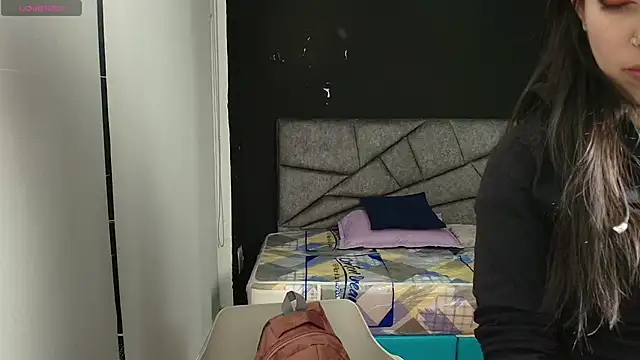 Snapshot of LiaMonroee_ chatting on November 2025 12:05:01 PM LiaMonroee online show from November 2025 12:05:01 PM