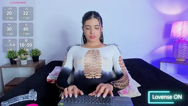 hailey hadid online show from September 2025 07:06:02 PM