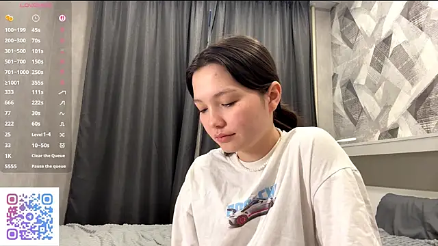 Snapshot of KiraVelvet chatting on November 2025 12:37:01 PM KiraVelvet online show from November 2025 12:37:01 PM