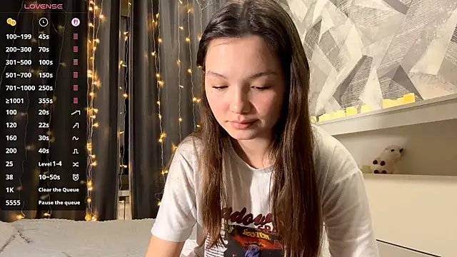 Snapshot of KiraVelvet chatting on November 2025 06:11:02 PM KiraVelvet online show from November 2025 06:11:02 PM