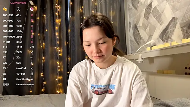 Snapshot of KiraVelvet chatting on November 2025 08:40:01 AM KiraVelvet online show from November 2025 08:40:01 AM