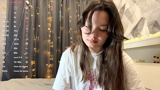 Snapshot of KiraVelvet chatting on December 2025 09:47:02 AM KiraVelvet online show from December 2025 09:47:02 AM