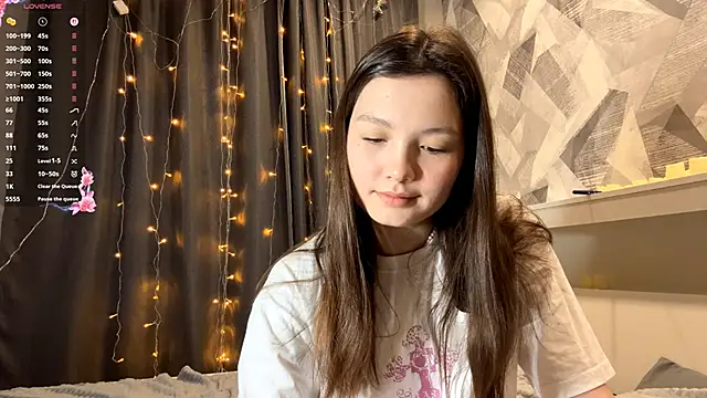 Snapshot of KiraVelvet chatting on December 2025 11:08:01 AM KiraVelvet online show from December 2025 11:08:01 AM