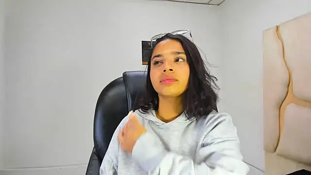 Snapshot of ScarletDoll chatting on October 2025 03:32:01 AM ScarletDoll online show from October 2025 03:32:01 AM