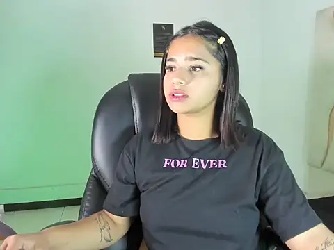 Snapshot of ScarletDoll chatting on October 2025 03:30:01 AM ScarletDoll online show from October 2025 03:30:01 AM