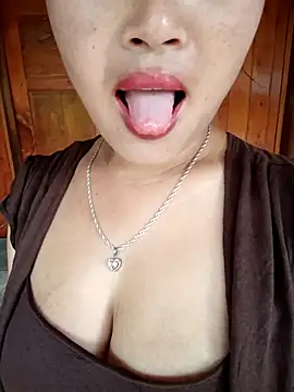 maycuc123 online show from September 2025 12:23:01 AM