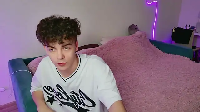 Snapshot of Alice18James chatting on November 2025 12:05:02 PM Alice18James online show from November 2025 12:05:02 PM