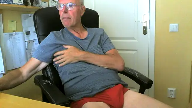 Snapshot of Klipparn chatting on June 2026 08:33:02 AM Klipparn online show from June 2026 08:33:02 AM