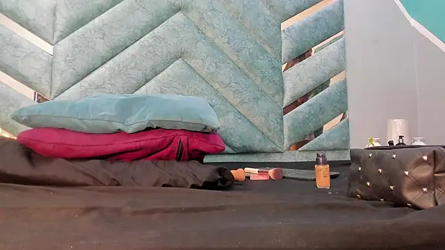 Snapshot of AngelineJolie chatting on October 2025 07:01:01 PM AngelineJolie online show from October 2025 07:01:01 PM