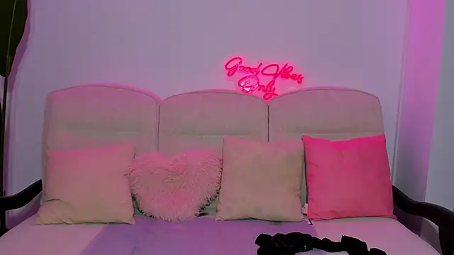 JessicaSky  online show from April 2026 08:18:01 PM