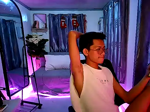 Snapshot of Skinny_CumLoader69 chatting on November 2025 06:18:02 PM Skinny CumLoader69 online show from November 2025 06:18:02 PM