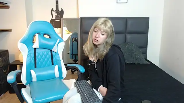 Snapshot of Amnesia_ chatting on November 2025 12:55:01 PM Amnesia online show from November 2025 12:55:01 PM