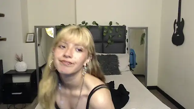 Snapshot of Amnesia_ chatting on November 2025 06:10:01 PM Amnesia online show from November 2025 06:10:01 PM