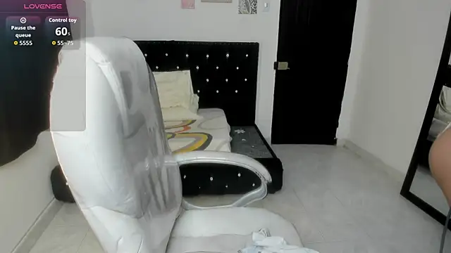 Snapshot of Aiilyn_Ds chatting on October 2025 09:48:01 AM Aiilyn Ds online show from October 2025 09:48:01 AM