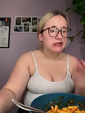 Snapshot of imawhorenslut19 chatting on May 2026 05:42:02 PM imawhorenslut19 online show from May 2026 05:42:02 PM