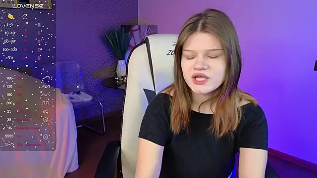 Snapshot of Lunamytrend chatting on December 2025 09:46:02 AM Lunamytrend online show from December 2025 09:46:02 AM