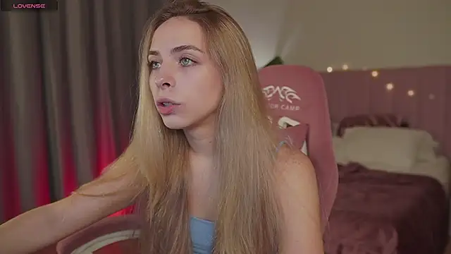 Snapshot of ShinyBarbie chatting on September 2025 05:53:02 AM ShinyBarbie online show from September 2025 05:53:02 AM