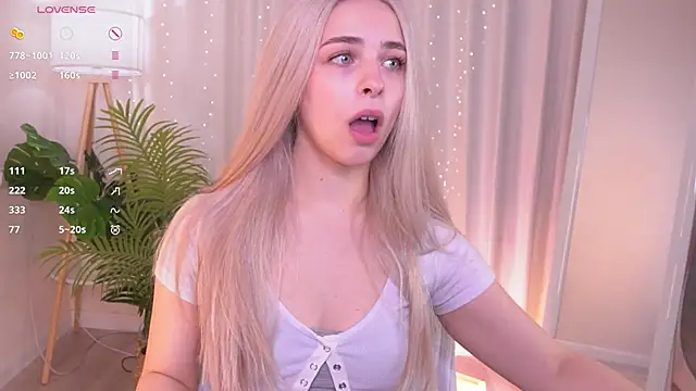 Snapshot of ShinyBarbie chatting on December 2025 06:55:02 AM ShinyBarbie online show from December 2025 06:55:02 AM