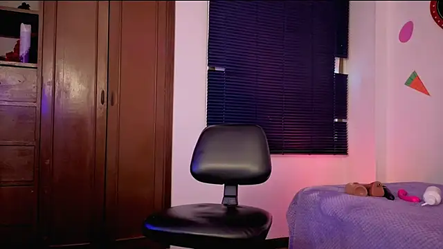 MiaCollinssx online show from April 2026 12:33:01 PM