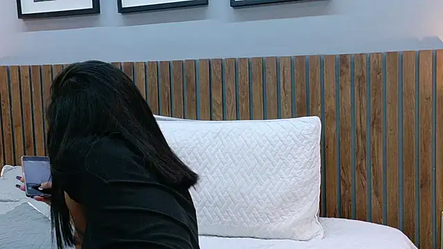 luna roja25 online show from February 2026 01:32:02 PM