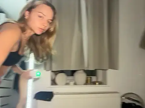 Snapshot of KayleeBella chatting on November 2025 09:25:01 PM KayleeBella online show from November 2025 09:25:01 PM