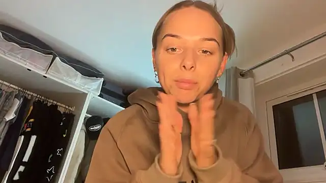 Snapshot of KayleeBella chatting on November 2025 05:11:01 PM KayleeBella online show from November 2025 05:11:01 PM