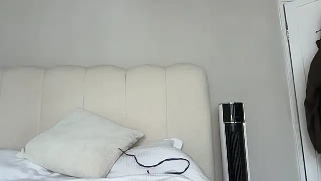 KayleeBella online show from April 2026 09:51:02 AM