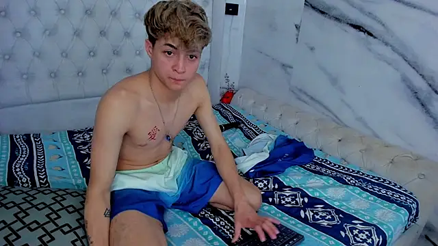 Snapshot of Ari_and_Storm chatting on September 2025 01:40:02 AM Ari and Storm online show from September 2025 01:40:02 AM