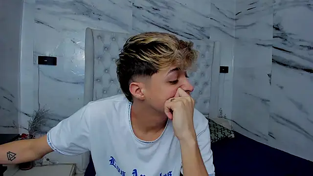 Snapshot of Ari_and_Storm chatting on October 2025 01:50:01 PM Ari and Storm online show from October 2025 01:50:01 PM