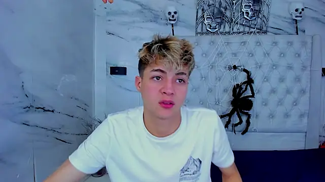 Snapshot of Ari_and_Storm chatting on November 2025 06:21:01 PM Ari and Storm online show from November 2025 06:21:01 PM