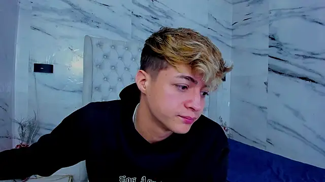 Snapshot of Ari_and_Storm chatting on November 2025 01:11:02 PM Ari and Storm online show from November 2025 01:11:02 PM