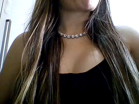 Yasleal online show from April 2026 08:11:01 PM