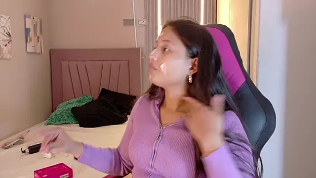 Snapshot of Laly_Cherry_ chatting on November 2025 12:17:01 PM Laly Cherry online show from November 2025 12:17:01 PM