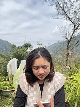 Snapshot of Lonnina chatting on November 2025 05:28:02 AM Lonnina online show from November 2025 05:28:02 AM