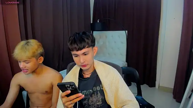 Snapshot of xxxhugecocktwinkxxx chatting on October 2025 05:42:01 PM xxxhugecocktwinkxxx online show from October 2025 05:42:01 PM