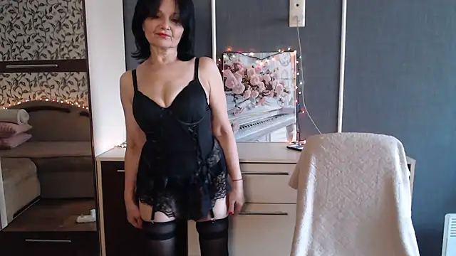 Snapshot of AmoraLuv chatting on October 2025 08:24:02 AM AmoraLuv online show from October 2025 08:24:02 AM