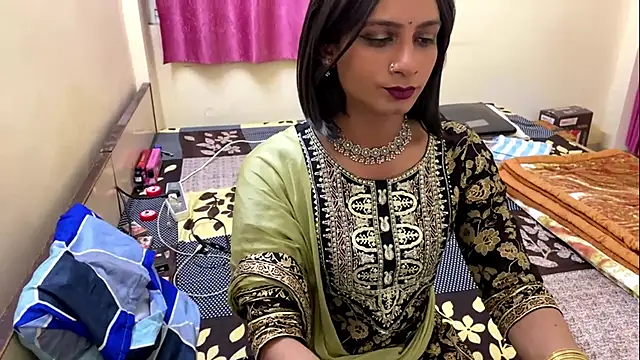 Snapshot of LuvLayla chatting on November 2025 06:08:01 PM LuvLayla online show from November 2025 06:08:01 PM